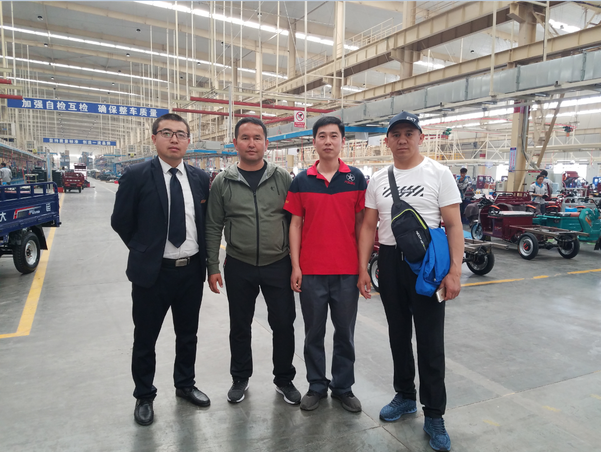 哈萨克斯坦客人参观考察运城大运机车