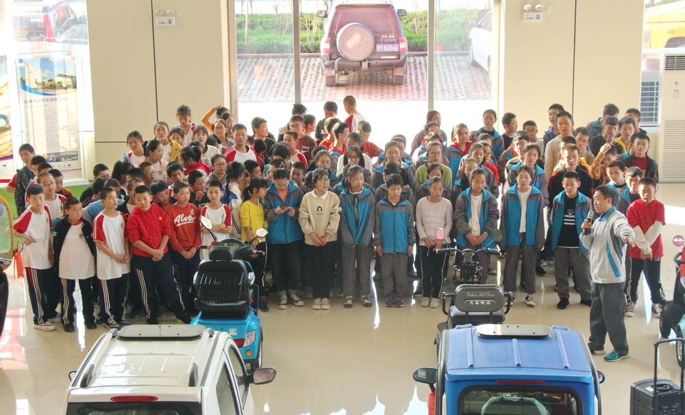 河津市中学师生来大运机车参观学习