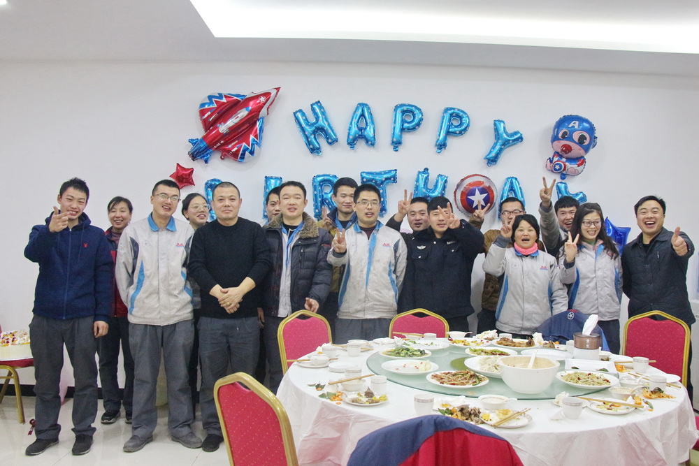 公司举办集体生日会情暖员工